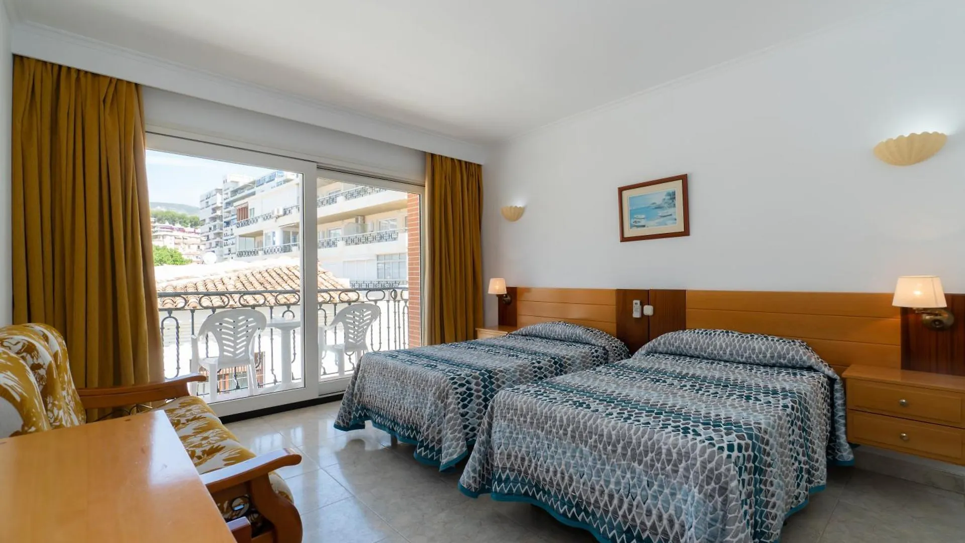 Apartamentos Leonor Carihuela Torremolinos