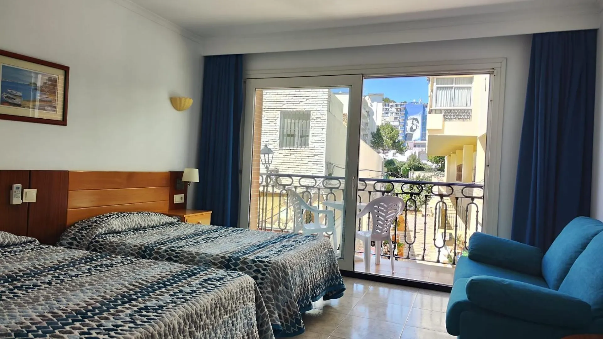 Apartamentos Leonor Carihuela Torremolinos Spain